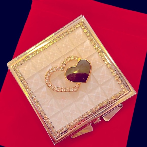 GORGEOUS CRYSTAL EMBELLISHED WHITE COMPACT WITH DOUBLE HEARTS - Picture 3 of 6